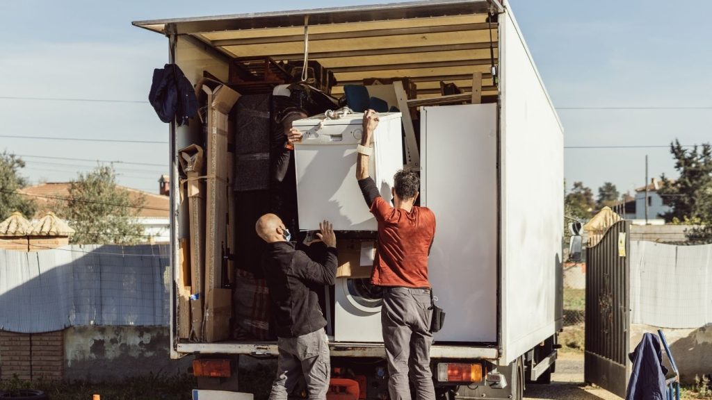 Mudança interestadual: homens carregando caminhão de mudança