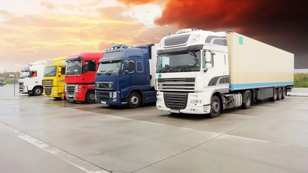 Simulação de preço de mudança: fileira de caminhão cada um de uma cor sendo: branco, azul, amarelo, vermelho.