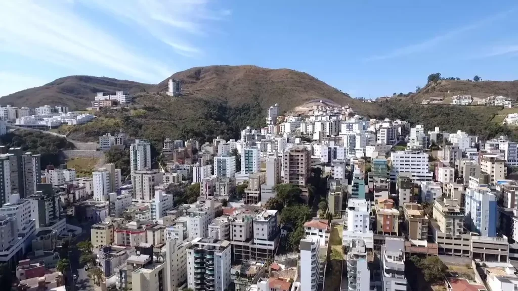 Empresa de Mudanças no Buritis BH: imagem mostra prédios do bairro com montanha ao fundo