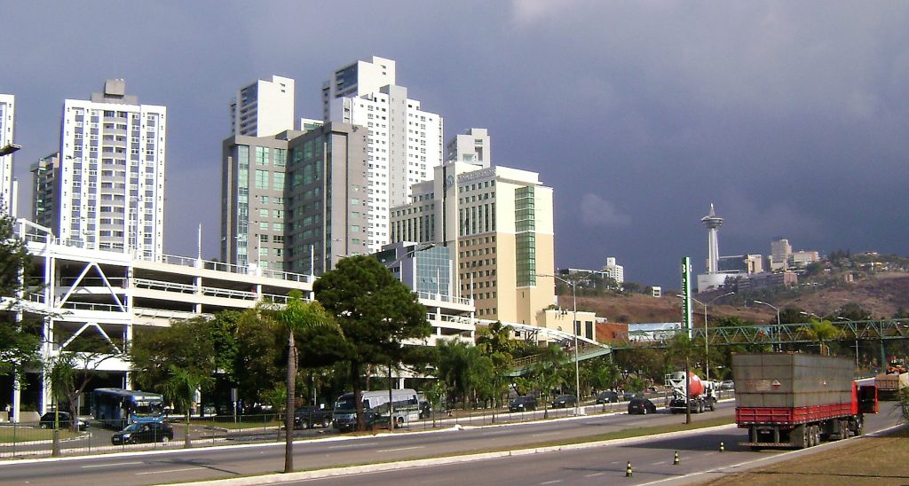 Empresa de Mudanças no Belvedere: foto mostra avenida e prédios altos do bairro.