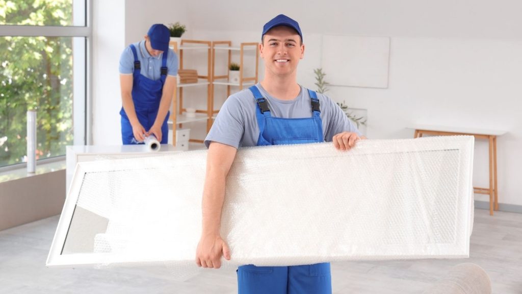 carregando espelho embalado na mudança.