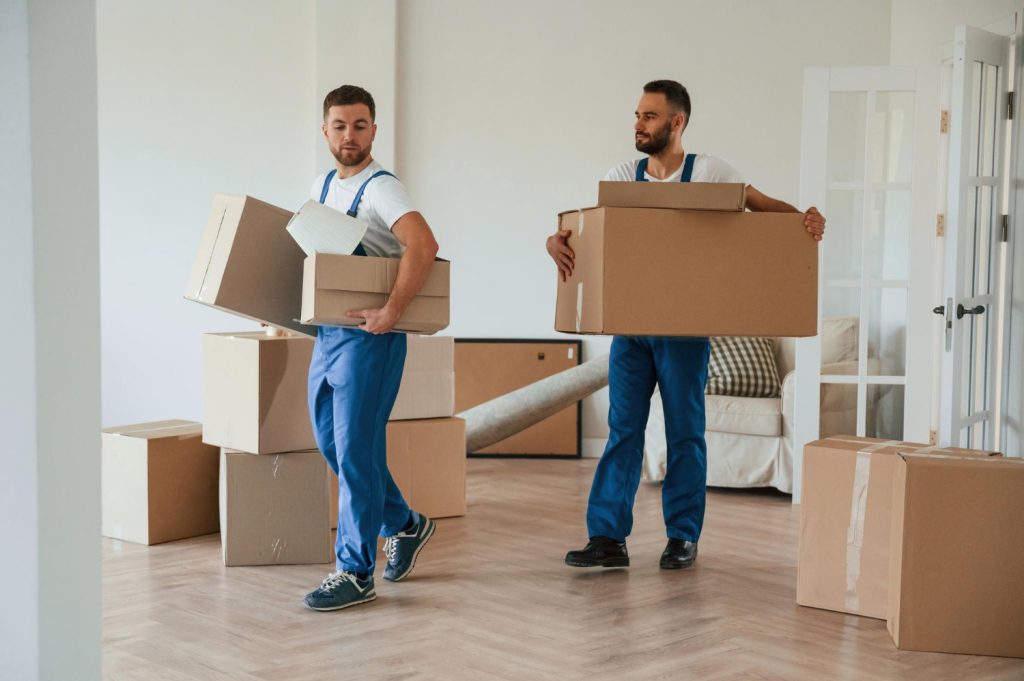 Homens carregando caixas de mudança.