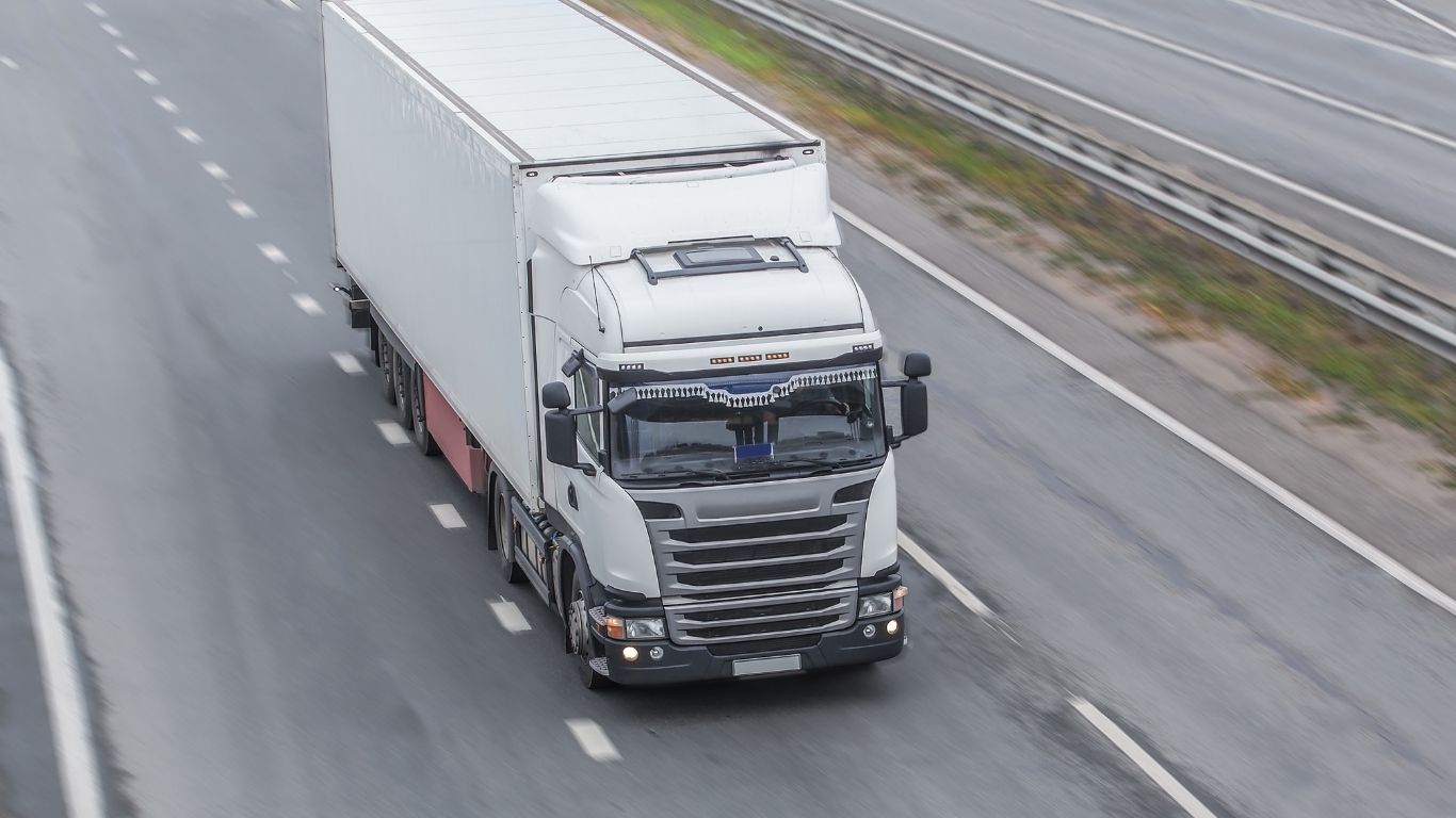 mudança para Brasília: caminhão em estrada.