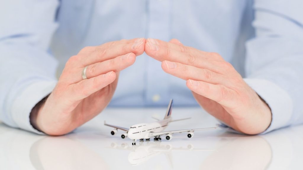 pessoa protegendo mini avião com as mãos