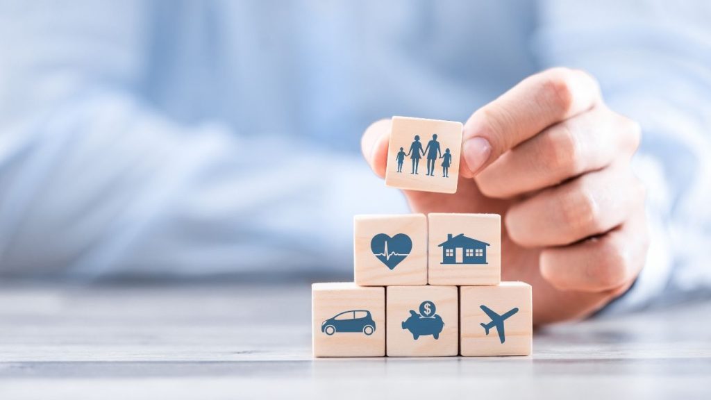 o valor de um seguro contratado no frete: blocos com imagens empilhados.