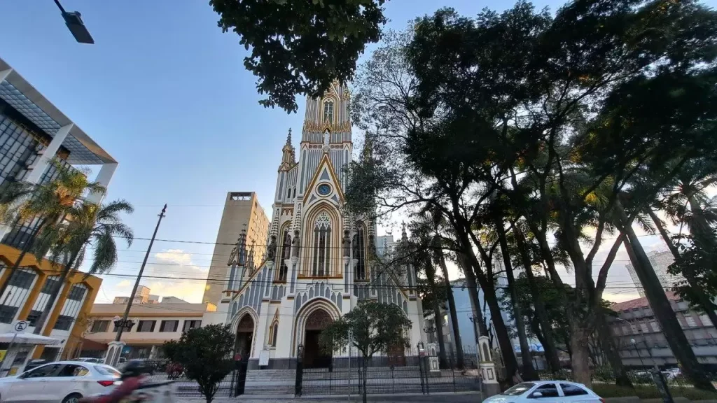 : Empresa de mudanças no Lourdes BH: igreja